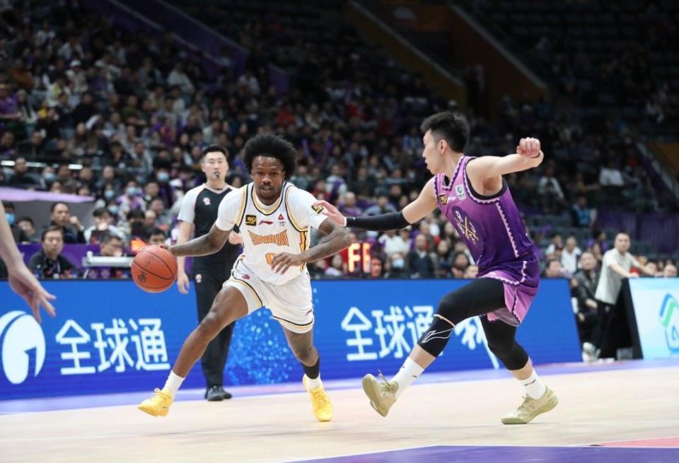 他在防守端 他在防守端